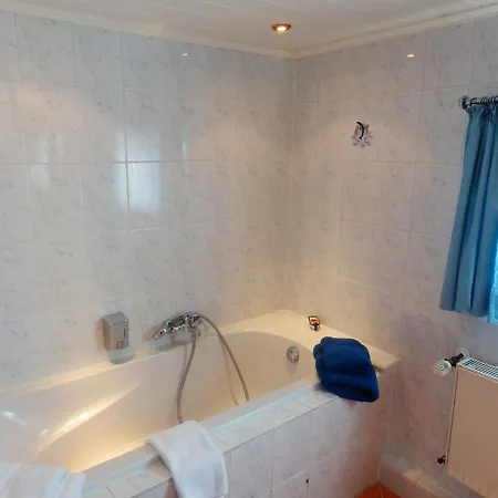 Hotelschiff Perle بوتيل بريمين